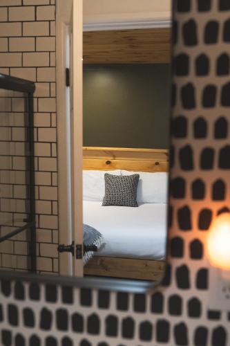 Double Room with King & Double Bed del hotel Woodlake Inn. Foto 1