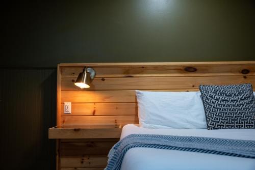 Double Room with King & Double Bed del hotel Woodlake Inn. Foto 4