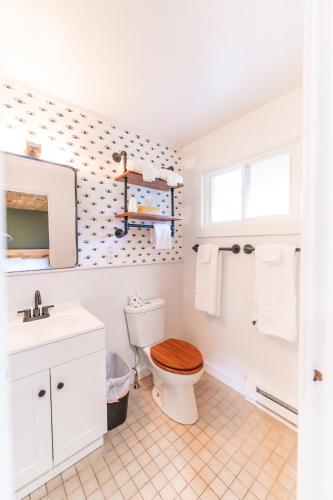 Habitación Estándar con 2 camas dobles del hotel Woodlake Inn. Foto 2