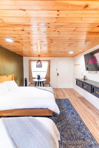 Habitación Estándar con 2 camas dobles del hotel Woodlake Inn. Foto 3