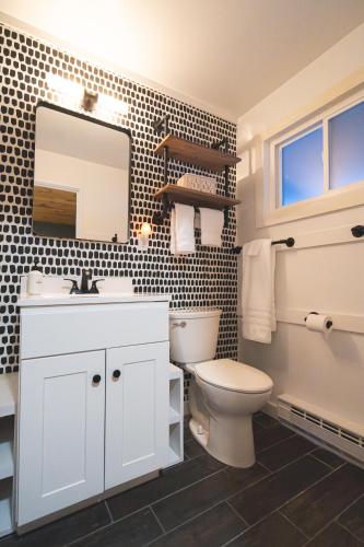 Habitación Estándar - 1 cama extragrande del hotel Woodlake Inn