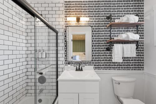 Habitación Estándar - 1 cama extragrande del hotel Woodlake Inn. Foto 1