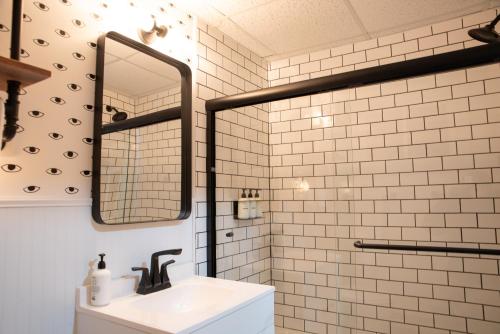 Standard with Two Doubles, Balcony del hotel Woodlake Inn. Foto 1