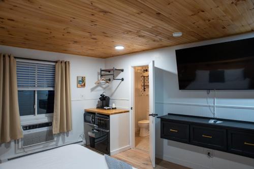 Standard with Two Doubles, Balcony del hotel Woodlake Inn. Foto 3