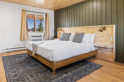 Standard Room with King Bed, Balcony del hotel Woodlake Inn