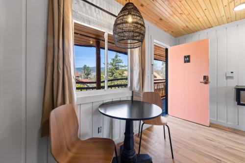 Standard Room with King Bed, Balcony del hotel Woodlake Inn. Foto 2