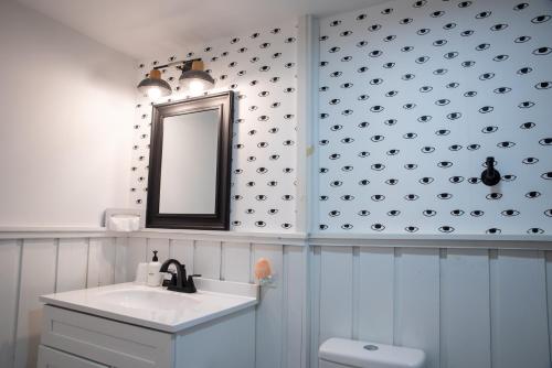 Suite de 1 dormitorio - Cama grande del hotel Woodlake Inn. Foto 3