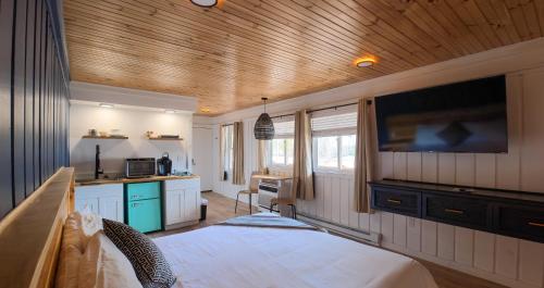 Studio Suite with King Bed, Balcony del hotel Woodlake Inn. Foto 3