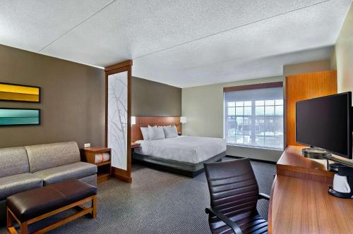Cama king size especial (con sofá cama) del hotel Hyatt Place Fredericksburg At Mary Washington. Foto 2