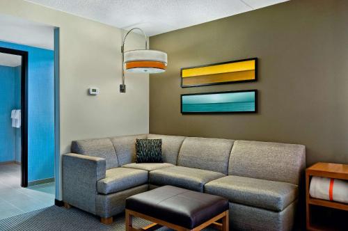 Cama king size especial (con sofá cama) del hotel Hyatt Place Fredericksburg At Mary Washington. Foto 3