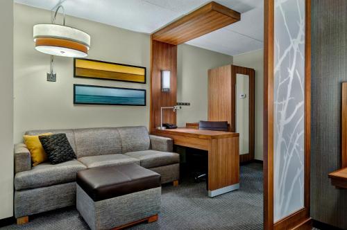 Cama king size especial (con sofá cama) del hotel Hyatt Place Fredericksburg At Mary Washington. Foto 6