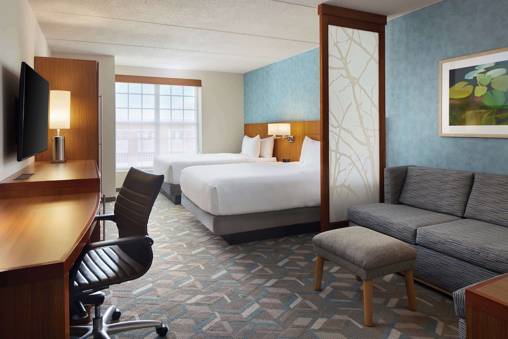 Dos camas queen size (con sofá cama) del hotel Hyatt Place Fredericksburg At Mary Washington. Foto 2