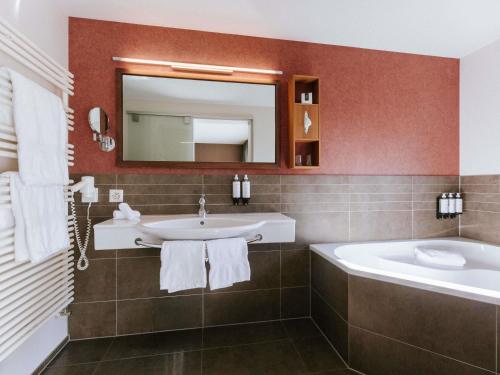 Suite Junior con balcón del hotel Royal St Georges Interlaken Mgallery Collection