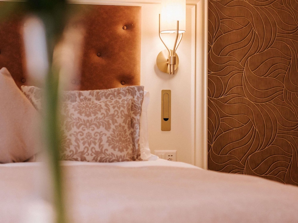 Habitación (Historic, customized rooms, with A/C) del hotel Royal St Georges Interlaken Mgallery Collection