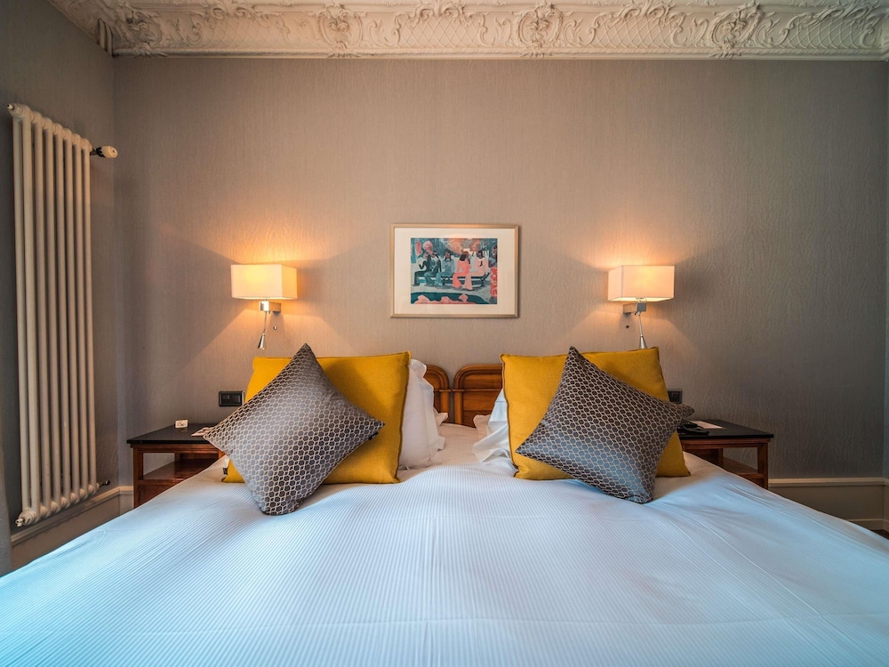 Habitación (Historic, customized rooms, with A/C) del hotel Royal St Georges Interlaken Mgallery Collection. Foto 4