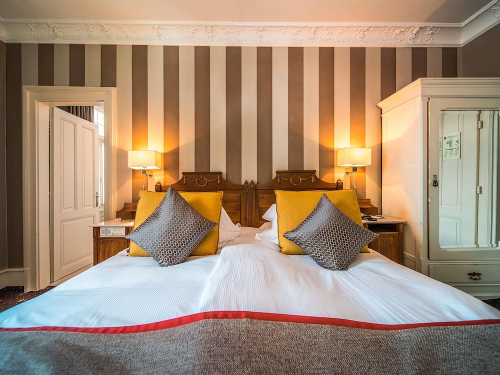 Habitación (Historic, customized rooms, with A/C) del hotel Royal St Georges Interlaken Mgallery Collection. Foto 7