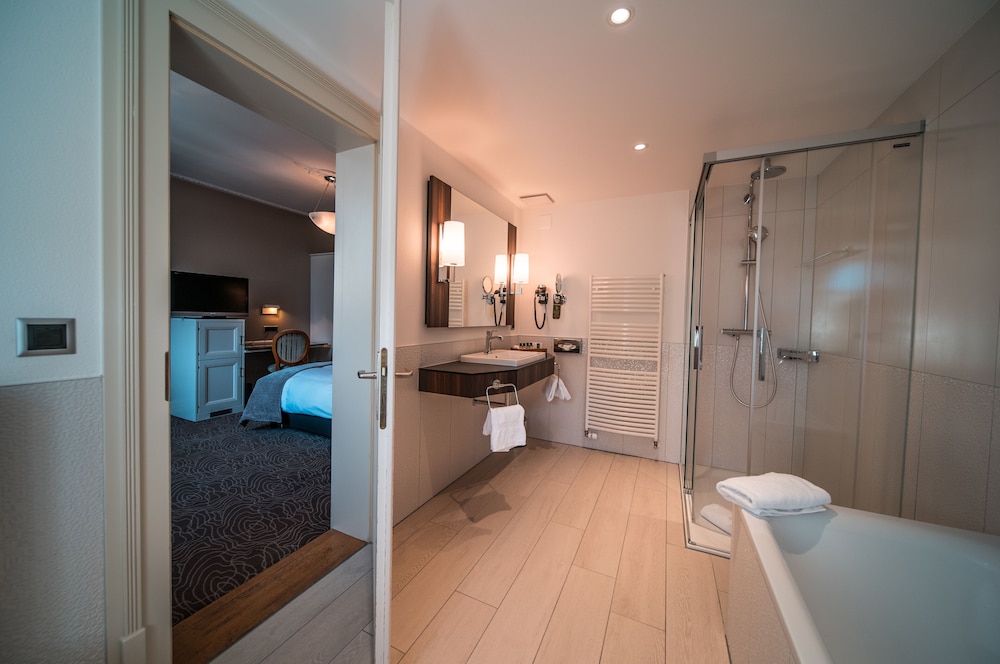 Habitación (Historic, customized rooms, with A/C) del hotel Royal St Georges Interlaken Mgallery Collection. Foto 8