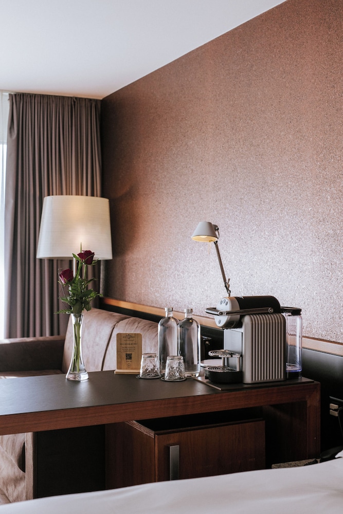 Suite junior, balcón del hotel Royal St Georges Interlaken Mgallery Collection. Foto 3
