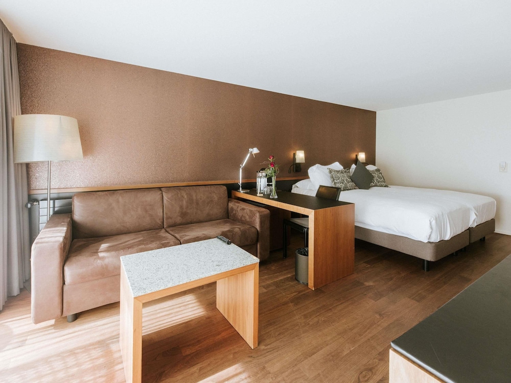 Suite junior, balcón del hotel Royal St Georges Interlaken Mgallery Collection. Foto 4