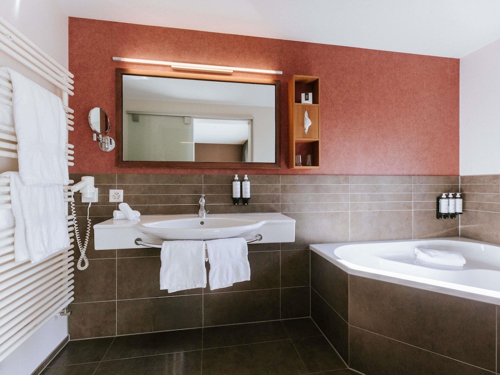 Suite junior, balcón del hotel Royal St Georges Interlaken Mgallery Collection. Foto 9