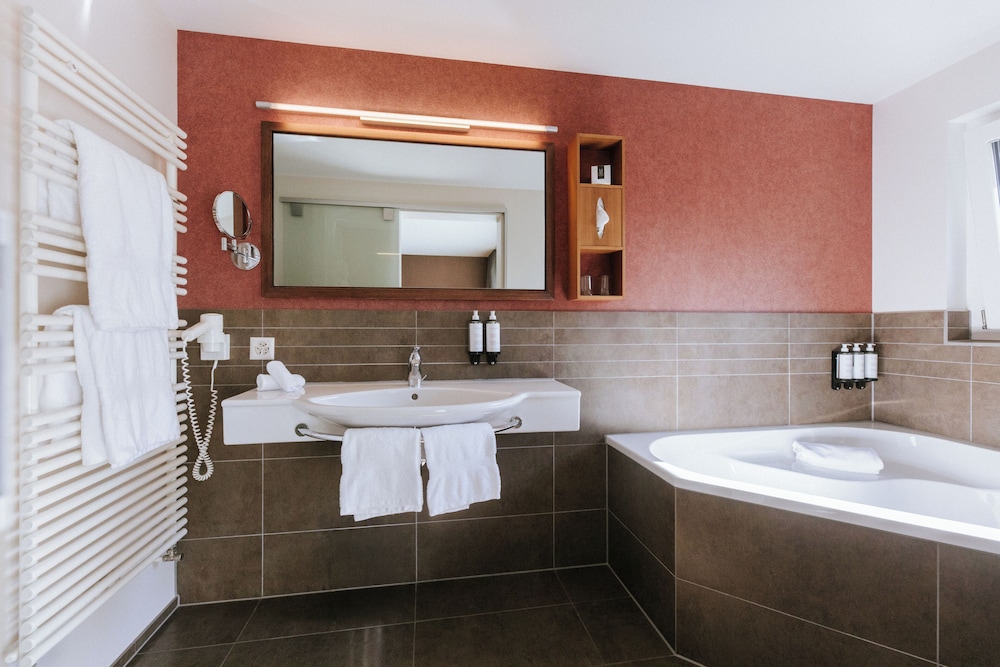 Suite junior, balcón del hotel Royal St Georges Interlaken Mgallery Collection. Foto 11