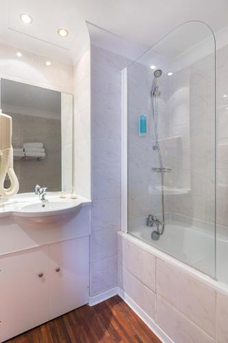 Habitación Doble Clásica con balcón del hotel Best Western Lakmi Nice. Foto 3