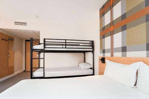Family Quadruple room with Bunkbeds and shower del hotel Easyhotel Nice Palais Des Congrès – Old Town. Foto 4