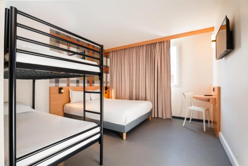 Family Quadruple Room with bunkbeds and bathtub del hotel Easyhotel Nice Palais Des Congrès – Old Town. Foto 3