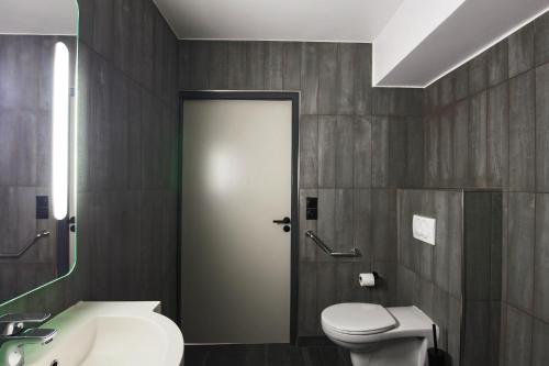 Accessible Family Room with bunkbed and shower del hotel Easyhotel Nice Palais Des Congrès – Old Town. Foto 3