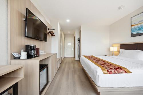 Habitación adaptada para personas con discapacidad y equipada con ducha accesible en silla de ruedas - Cama extragrande del hotel Ramada Flushing Queens