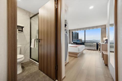 Habitación con cama extragrande y bañera con sujeción - Adaptada para personas con movilidad reducida del hotel Ramada Flushing Queens. Foto 1