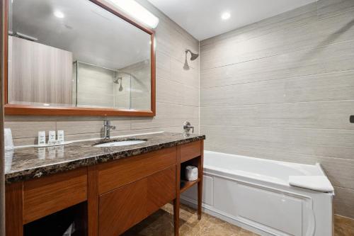 Habitación con cama extragrande y bañera con sujeción - Adaptada para personas con movilidad reducida del hotel Ramada Flushing Queens. Foto 3