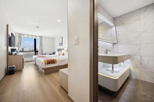 Habitación Doble para no fumadores con 2 camas dobles y bañera del hotel Ramada Flushing Queens. Foto 5