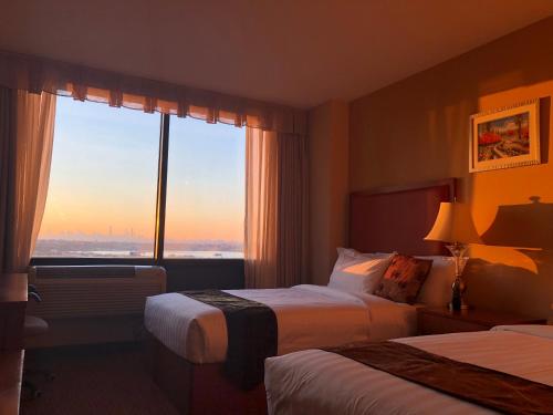 Habitación Doble para no fumadores con 2 camas dobles y bañera del hotel Ramada Flushing Queens. Foto 9