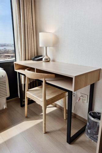 Habitación Doble para no fumadores con 2 camas dobles y bañera del hotel Ramada Flushing Queens. Foto 10