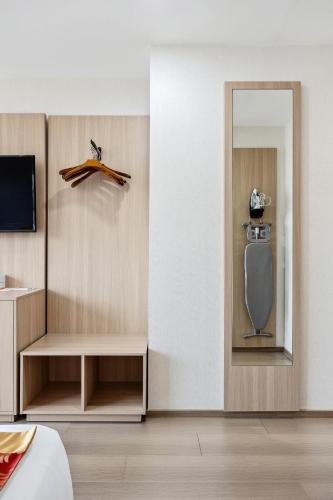 Habitación con cama extragrande y bañera - no fumadores del hotel Ramada Flushing Queens. Foto 3