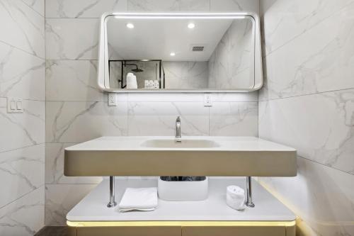 Habitación Deluxe con cama extragrande - No fumadores del hotel Ramada Flushing Queens. Foto 4