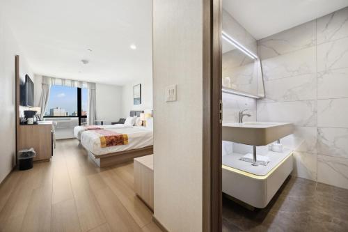 Habitación Doble Deluxe con 2 camas dobles - No fumadores del hotel Ramada Flushing Queens. Foto 1