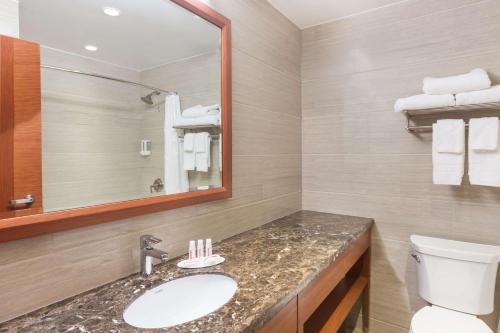 Habitación Doble para no fumadores con 2 camas dobles y bañera del hotel Ramada Flushing Queens. Foto 3