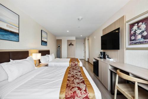 Habitación Doble para no fumadores con 2 camas dobles y bañera del hotel Ramada Flushing Queens. Foto 4