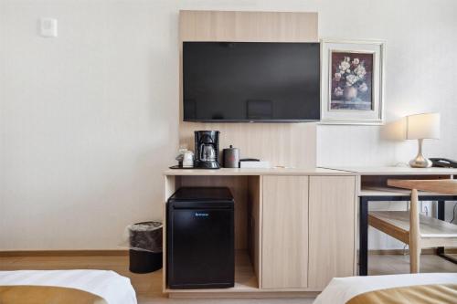 Habitación Doble para no fumadores con 2 camas dobles y bañera del hotel Ramada Flushing Queens. Foto 6