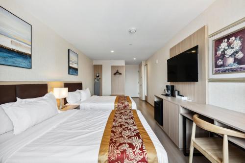 Habitación Doble para no fumadores con 2 camas dobles y bañera del hotel Ramada Flushing Queens. Foto 8