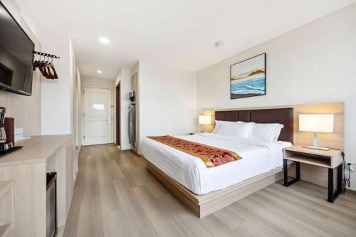 Habitación con cama extragrande y bañera con sujeción - Adaptada para personas con movilidad reducida del hotel Ramada Flushing Queens