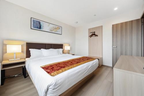 Habitación con cama extragrande y bañera con sujeción - Adaptada para personas con movilidad reducida del hotel Ramada Flushing Queens. Foto 4