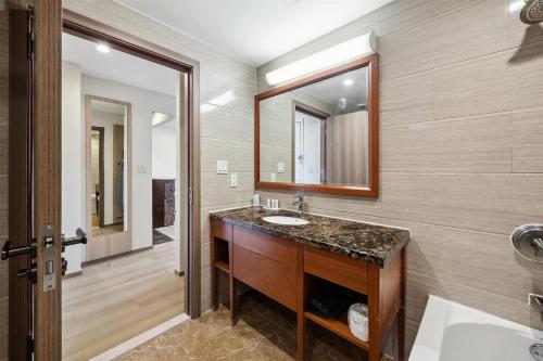 Habitación con cama extragrande y bañera - no fumadores del hotel Ramada Flushing Queens