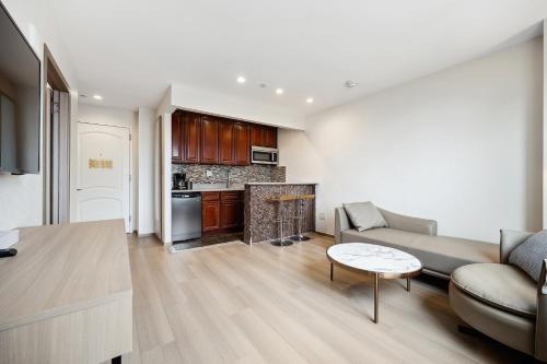 Suite Deluxe con cama grande - No fumadores del hotel Ramada Flushing Queens