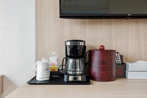 Suite Deluxe con cama grande - No fumadores del hotel Ramada Flushing Queens. Foto 1