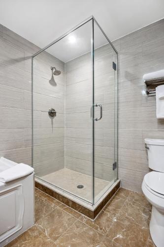 Suite Deluxe con cama grande - No fumadores del hotel Ramada Flushing Queens. Foto 2