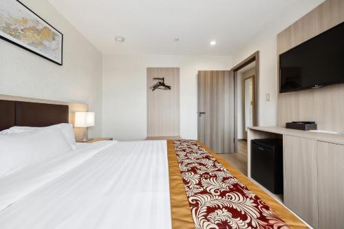 Suite Deluxe con cama grande - No fumadores del hotel Ramada Flushing Queens. Foto 4