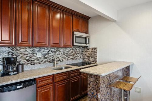 Suite Deluxe con cama grande - No fumadores del hotel Ramada Flushing Queens. Foto 5